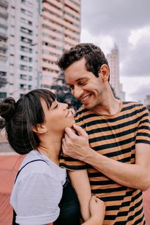 男人抱着女人的下巴