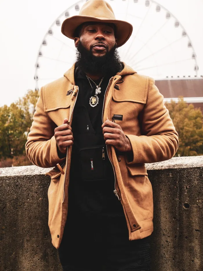 男子穿着棕色拉链连帽衫