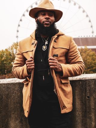 男子穿着棕色拉链连帽衫