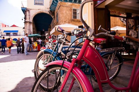 红海滩巡洋舰自行车穿越混凝土建筑