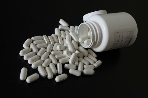 椭圆形白色药丸,减肥药丸,药物,药房,病人,疾病,维生素,复合维生素 椭圆形白色药丸,减肥药丸,药物,药房,病人,疾病,维生素,复合维生素