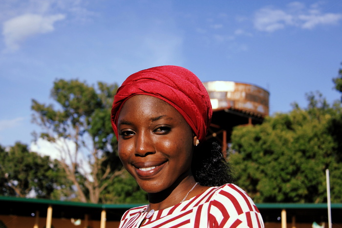 身着栗色头巾的微笑女子肖像照片