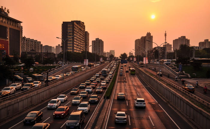 黄金时段公路上的车辆