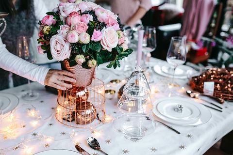 双手装饰圣诞桌