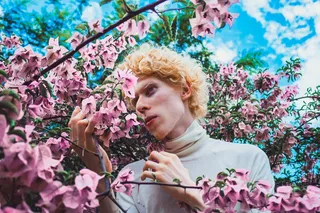 紫色三角梅旁的男人