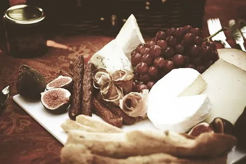 野餐,无花果,布里,火腿,葡萄,吃,奶酪,刀 野餐,无花果,布里,火腿,葡萄,吃,奶酪,刀