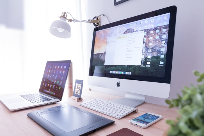 银色imac、macbook air、旁边、亚马逊、kindle、电子书阅读器、棕色、木制