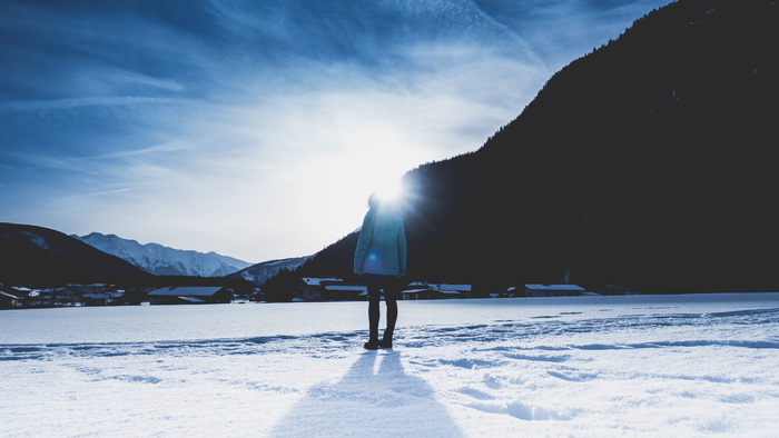 人，站着，雪，有盖，地，山，前面，白天
