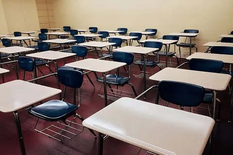 教室的椅子和书桌 教室的椅子和书桌