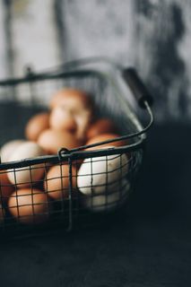 带鸡蛋的金属线篮子