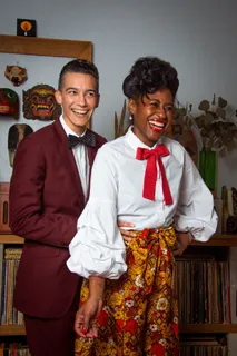 男男女女在书架旁大笑