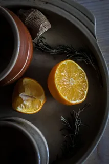 托盘上橙子切片的照片 托盘上橙子切片的照片