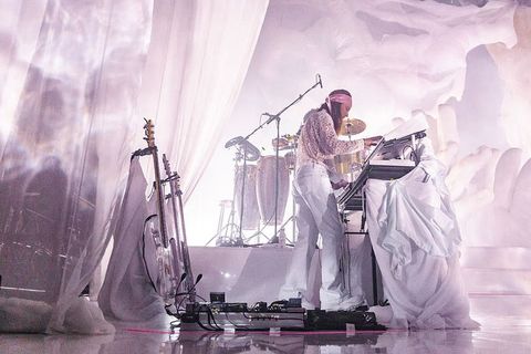 男子玩键盘的照片