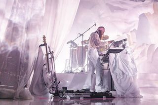 男子玩键盘的照片