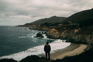 人，站立，悬崖，海滨，白天，男人，穿着，棕色