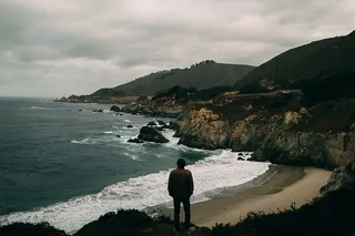 人，站立，悬崖，海滨，白天，男人，穿着，棕色