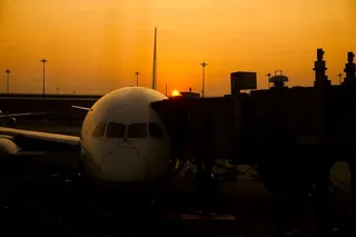 日落时机场上飞机的轮廓
