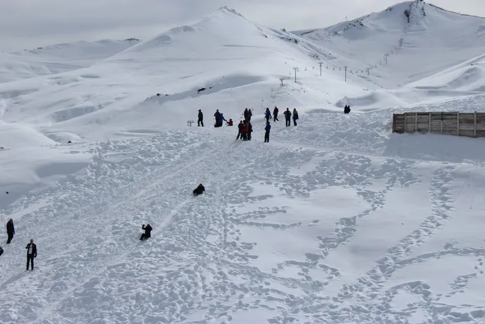 雪地上行走的人