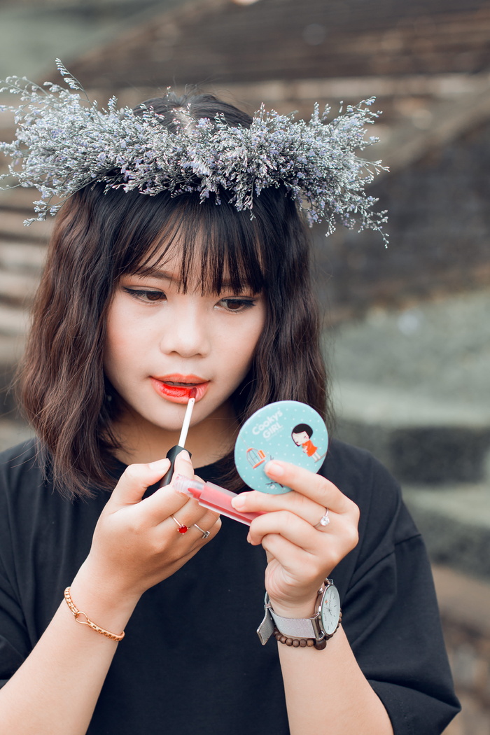涂唇彩的女人