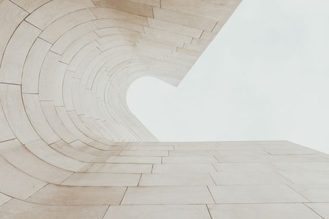 米色墙面低角度摄影