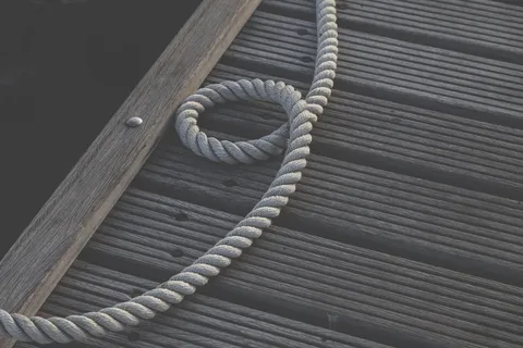 木质码头上的绳索 木质码头上的绳索