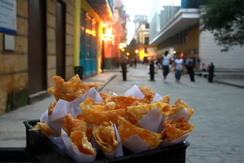 古巴,哈瓦那,薯条,油炸,灯光,街道,玉米片,食品和饮料 古巴,哈瓦那,薯条,油炸,灯光,街道,玉米片,食品和饮料