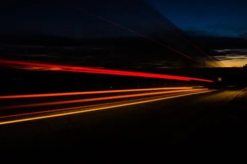 长曝光、灯光、光迹、尾灯、红色、黄色、模糊、速度