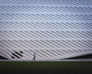 男子走过博大博物馆的照片