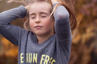 女士，穿着，灰色，长袖，衬衫，白天，女孩，蓝色