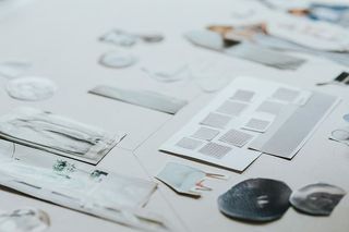 与创意设计师进行头脑风暴会议