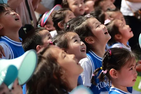 孩子，游戏，亲子关系，阳光，欢笑，微笑，运动，跑步