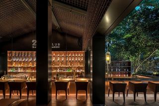 前玻璃桌面上的棕色木椅