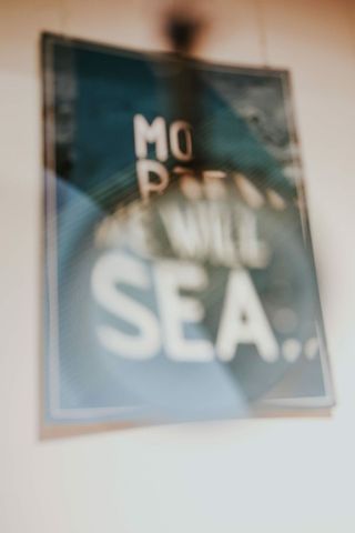 收集了一些引人深思的海报和图片