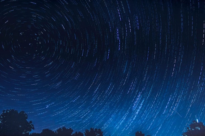 星星在夜空中留下痕迹