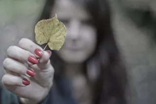 拿着黄叶的女人的选择焦点
