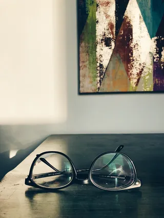 眼镜，书房，书呆子，生活，桌子，玻璃材料，室内，眼镜
