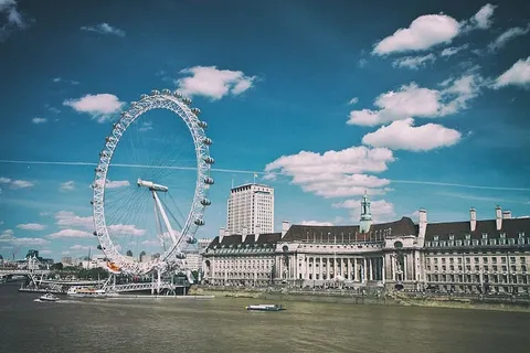 英国伦敦泰晤士河南岸的伦敦眼广角镜头 英国伦敦泰晤士河南岸的伦敦眼广角镜头