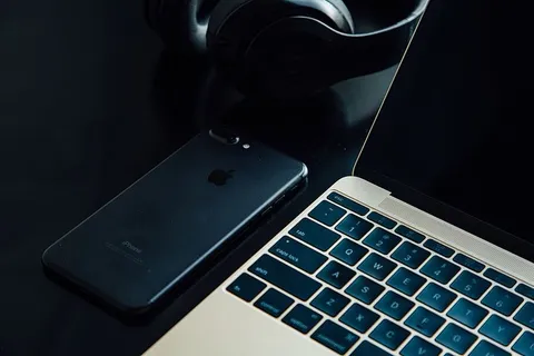 桌上有笔记本电脑、移动智能iphone 桌上有笔记本电脑、移动智能iphone