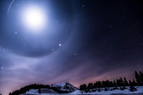 夜空映衬下的山景 夜空映衬下的山景