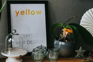 架子上摆满鲜花和水果的各种配饰