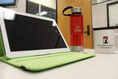 白色，三星标签，旁边，红色，玻璃杯，马克杯，三星，平板电脑