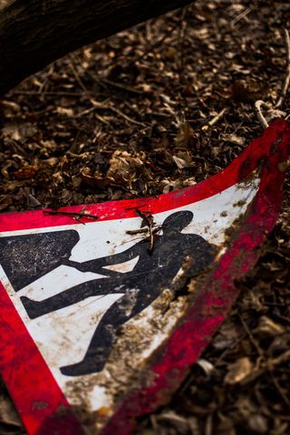 人铲标牌、地面、服装、衣服、辐条、机器、车轮、合金车轮