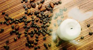 咖啡豆、蜡烛、烟、咖啡、室内、高角度视野、无人、木质材料