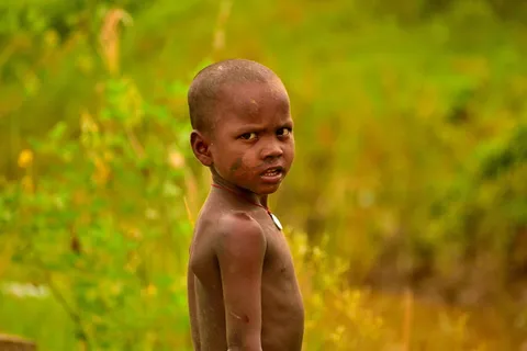 赤膊男孩站立照片