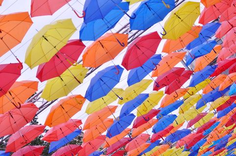 伞，斑驳，五颜六色，没有人，天空，风，大群物体，环境