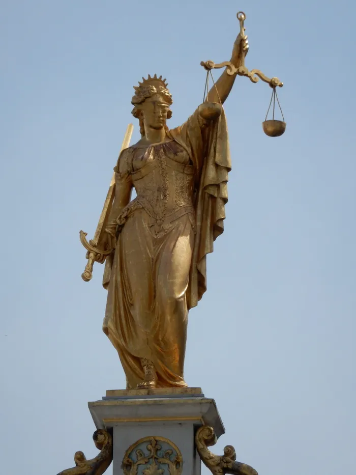 女士，自由，平衡，黄金，正义，战争，平等，雕像