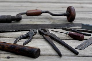 旧工具，木工工具，手动钻头，手动钳子，螺丝刀，钳子，手锯，木工