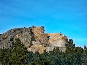 建筑、疯马纪念馆、日光、山、地标、景观、山、户外