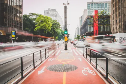 道路上汽车的长曝光照片 道路上汽车的长曝光照片