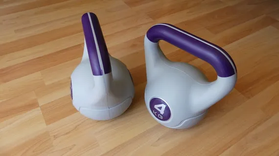 球重量、壶铃、哑铃、健身、训练、木材、室内、硬木地板